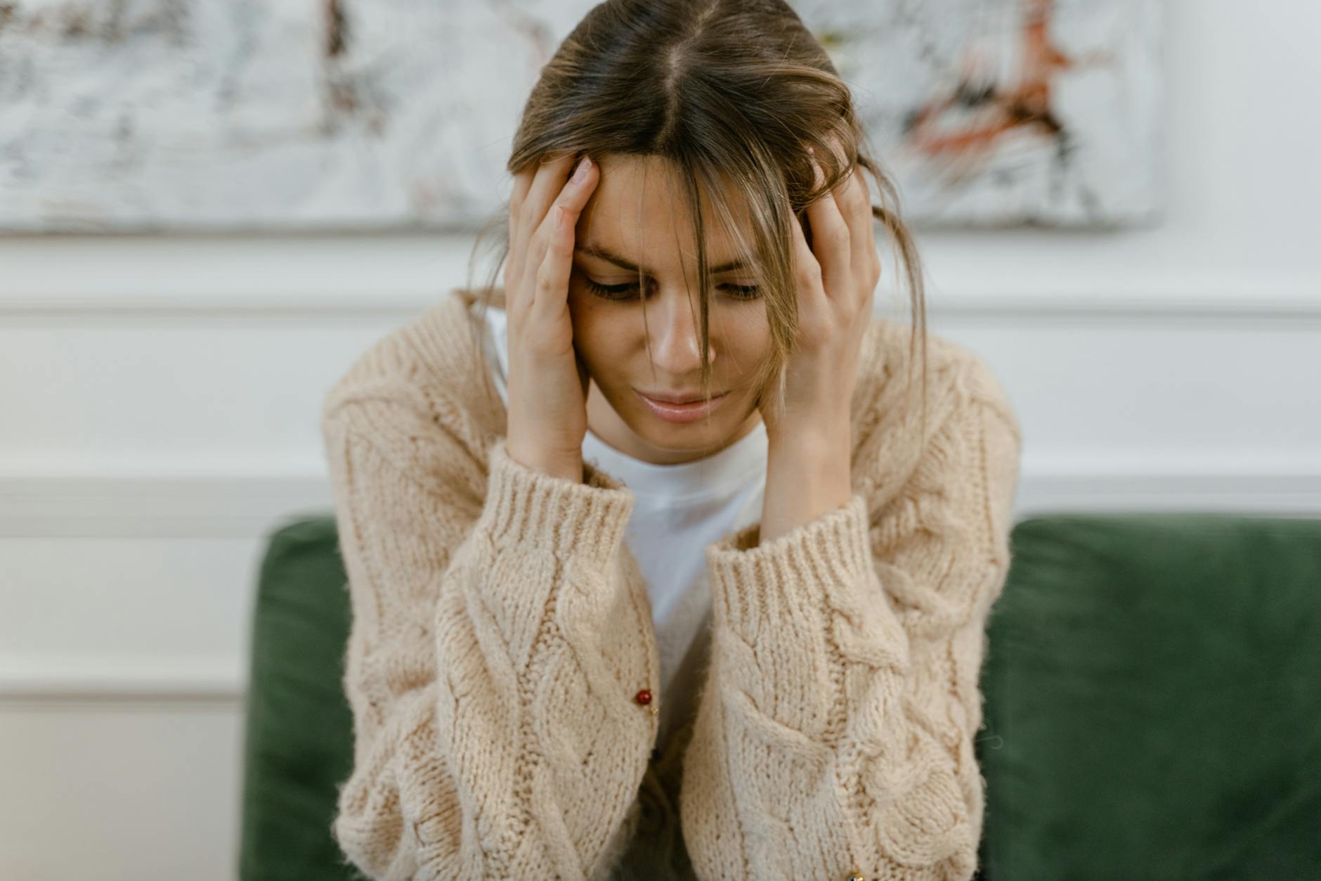 A woman on a sofa receiving OCD intrusive thoughts therapy
